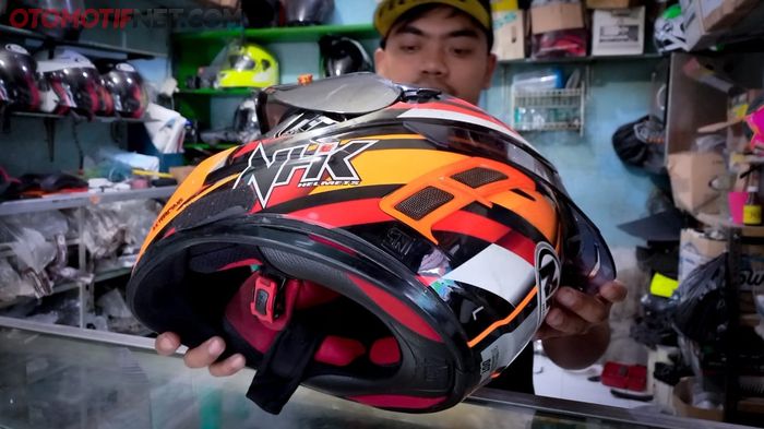 Reparasi karet helm di Bengkel Helm Gas Alam, Depok