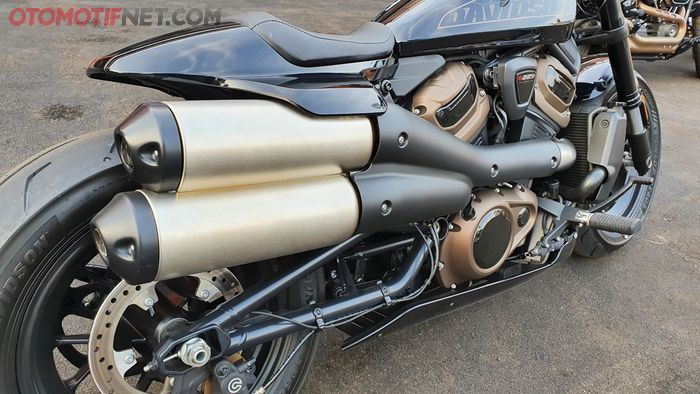 Knalpot Harley-Davidson Sportster S bergaya menggantung seperti besutan flat track