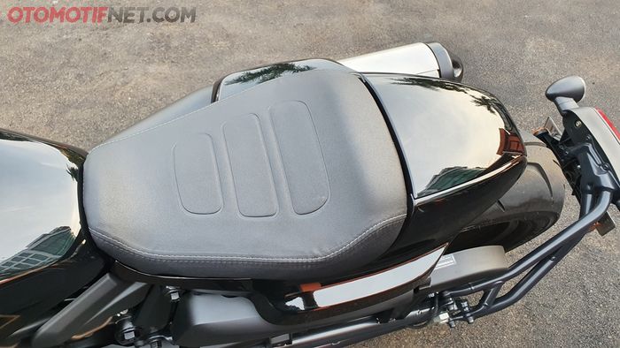 Jok bawaan Harley-Davidson Sportster S cuma buat sendirian
