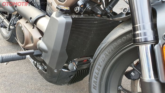 Mesin Harley-Davidson Sportster S dilengkapi dengan radiator yang cukup besar