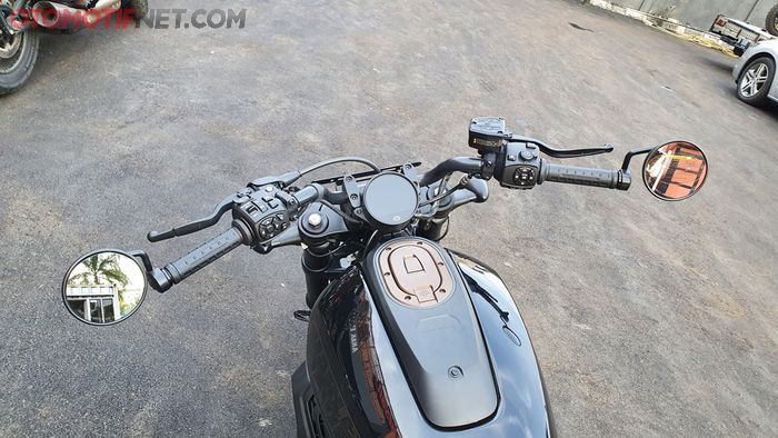 Harley-Davidson Sportster S pakai spion model bar end, cakep ya!