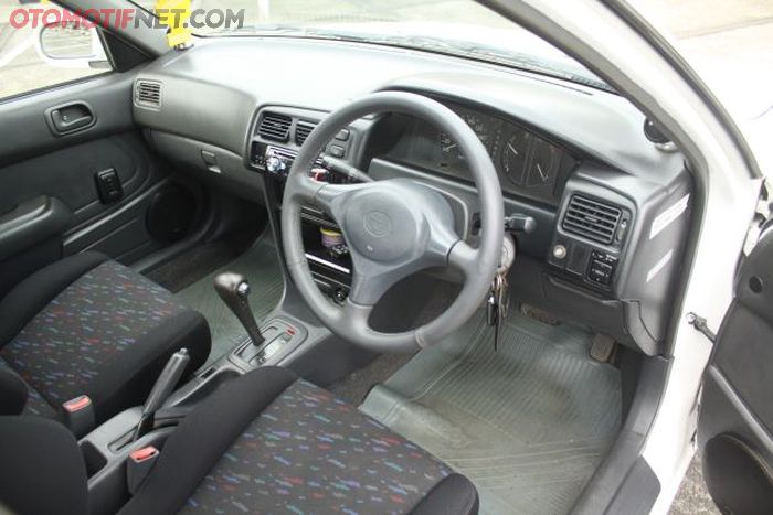 Di kabinnya, terpasang  jok Recaro N-Joy dengan fishnet headrest