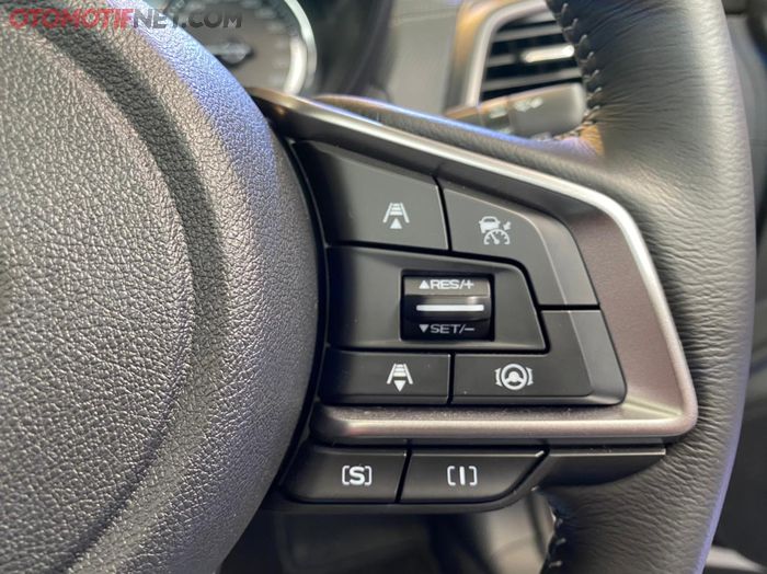 Sistem keselamatan aktif Subaru EyeSight. Diaktifkan dari tombol-tombol lingkar setir kanan. 
