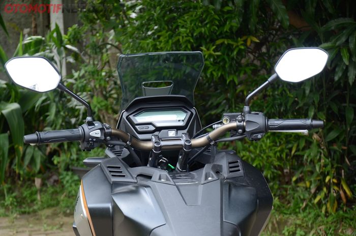 Posisi setang CB150X tinggi, buat turing memang pas banget