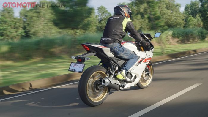Posisi berkendara All New Yamaha R15M Connected-ABS terasa sporty