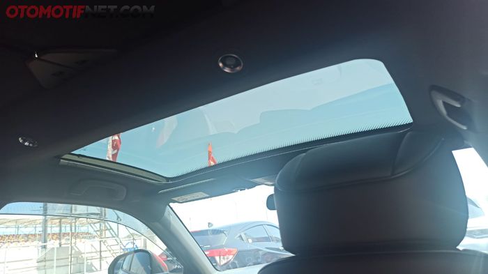 Panoramic glass roof di Honda HR-V RS