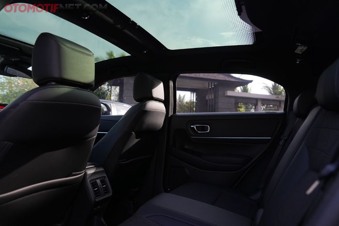 Semua varian baru Honda HR-V RS turbo dan SE dilengkapi dengan atap kaca panoramik.
