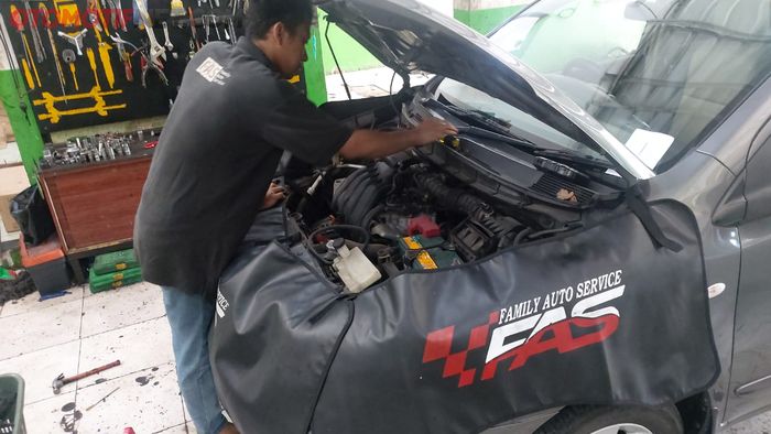 Tune-up dan ganti oli mesin Nissan Grand Livina di bengkel Family Auto Servis, Bekasi (30/5)