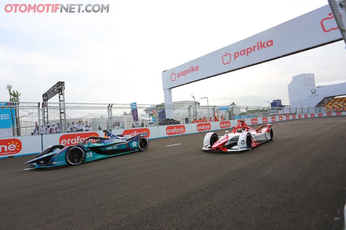 Pembalap asal Inggris Dan Ticktum (depan) dan Pembalap mobil Formula E warna merah Sergio Sette Camara asal Brasil. Saat jalal sirkuit Ancol