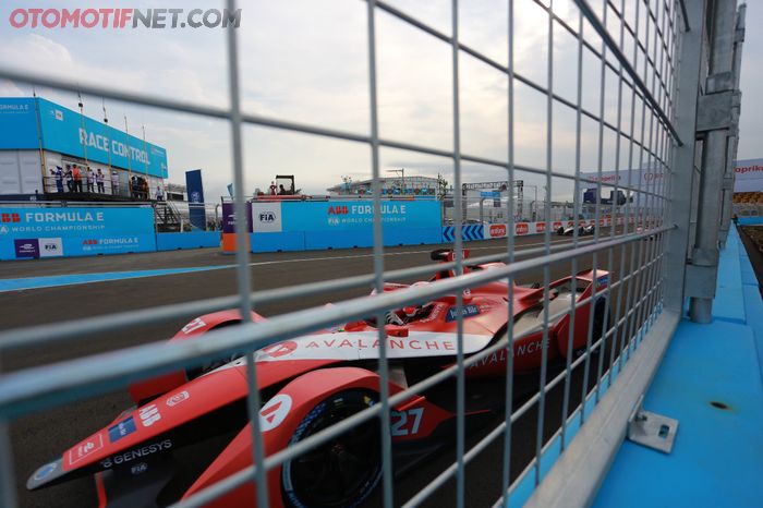 Tim Avalanche Andretti Formula E yang sedang beraksi di sirkuit Ancol Jakarta.