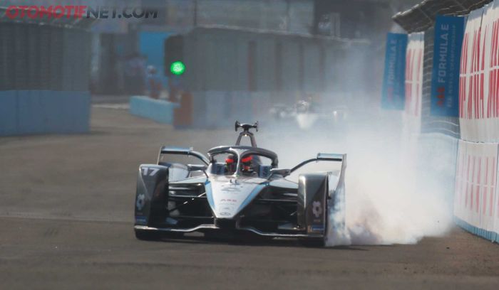 Aksi Pembalap Nyck De Vries dari tim Mercedes-EQ