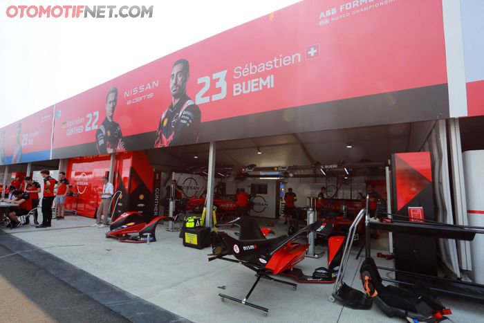 Sesaat sebelum race, suasana Paddock tim Nissan. Para mekanik mengecek mobil sebelum digunakan.