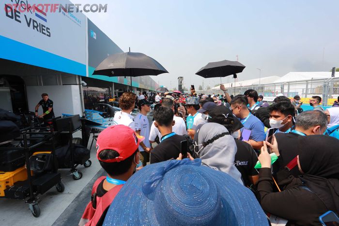 Asiknya para penonton selain menonton balap juga bisa langsung meminta tanda tangan atau foto dengan para pembalap.