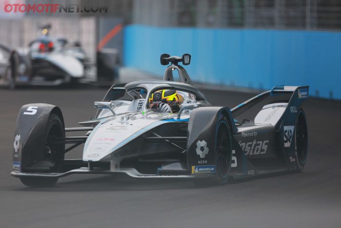 Pembalap Mercedes Stoffel Vandoorne saat beraksi di Kejuaraan Balap Jakarta E-Prix 2022