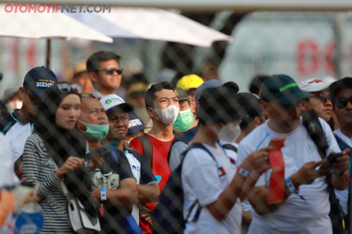 Tampak penonton yang tidak bisa nonton secara jelas di trek bisa nonton dilayar TV Lebar.