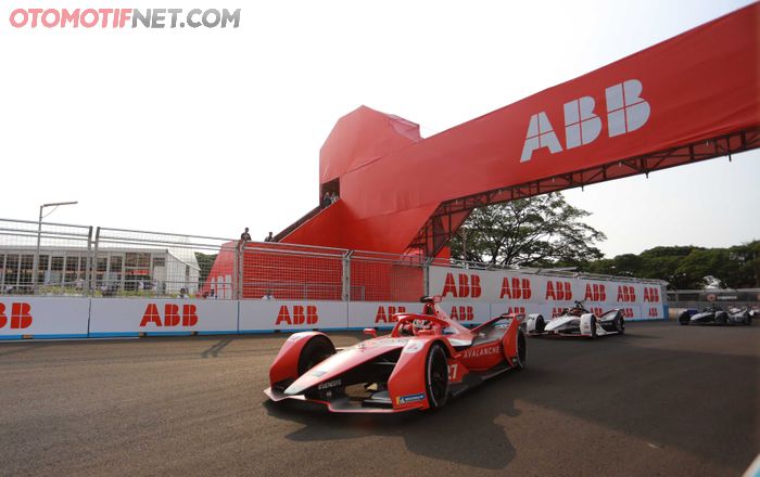 Jake Dennis pembalap tim Avalanche Andretti saat melaju di tikungan 4.