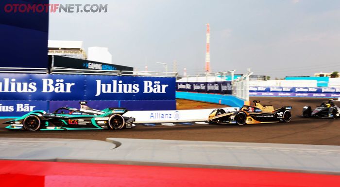 Persaingan lap terarkhir antara pembalap tim Jaguar TCS Racing, DS Techeetah dan ROKiT Venturi Racing.