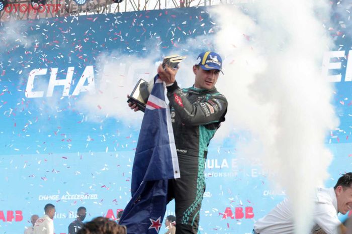 Sang juara seri ke 8 Jakarta E-Prix. Mitch Evans pembalap asal Selandia Baru saat melakukan selebrasi bersama penonton.