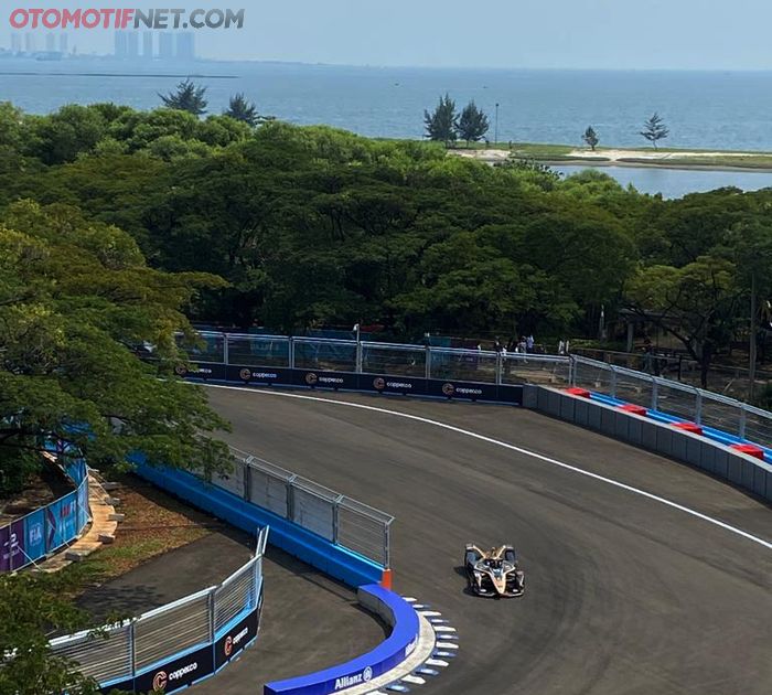 Suasana balap Formula E, keren banget. Balap dan Pantai Menyatu.