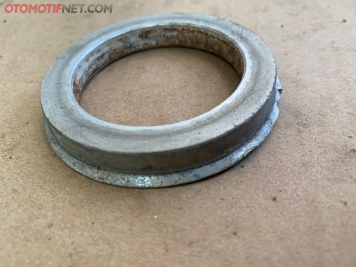 Center ring berguna agar pelek mobil aftermarket bisa bertumpu pada hub roda, bukan kekencangan baut.