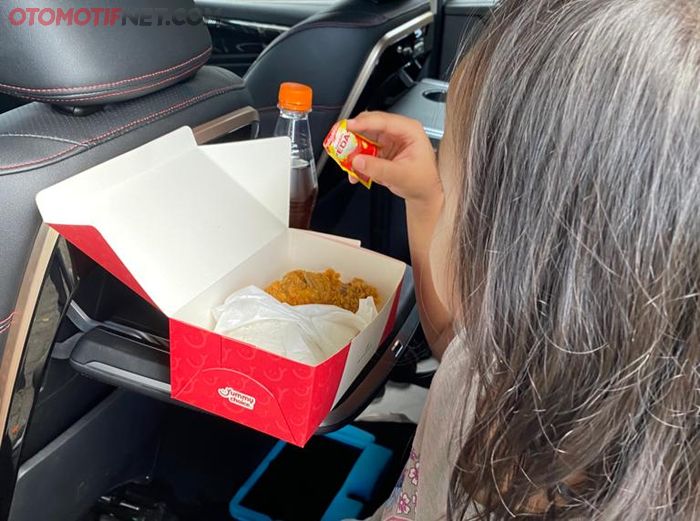 Berkat adanya multipurpose seat tray yang bisa digunakan untuk makan  dan menaruk botol minum.