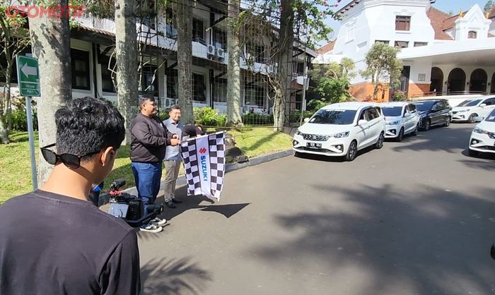 Pelepasan 7 unit All New Ertiga Hybrid saat adu irit dari Kota Batu, Malang menuju Surabaya (23/6/2022)