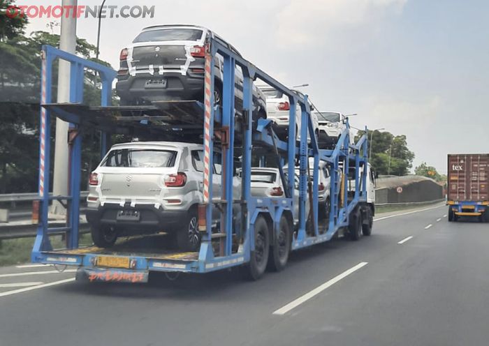 Sebuah mobil baru yang diduga kuat Suzuki S-Presso, tertangkap kamera sedang diangkut menggunakan truk kontainer.