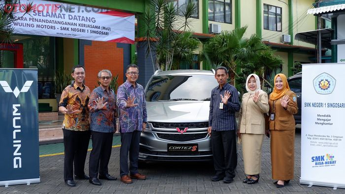 Wuling melakukan hand over 1 unit Cortez S sebagai kendaraan praktik di sekolah.