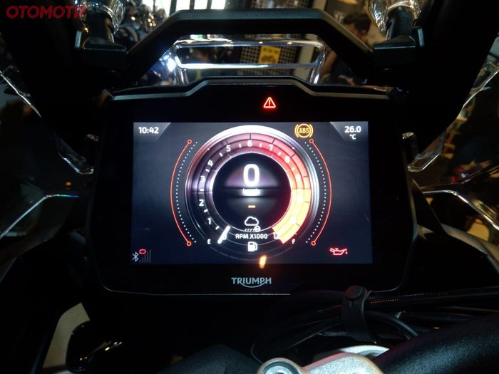 Panel instrumen TFT 7 inci menampilkan berbagai macam informasi di Triumph Tiger 1200 terbaru