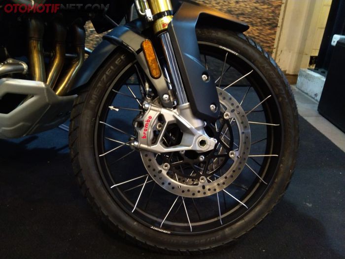 Kaliper Brembo Stylema terbilang spesial di motor adventure. Tiger 1200 Rally Pro juga dibekali dengan pelek jari-jari 21 inci di depan