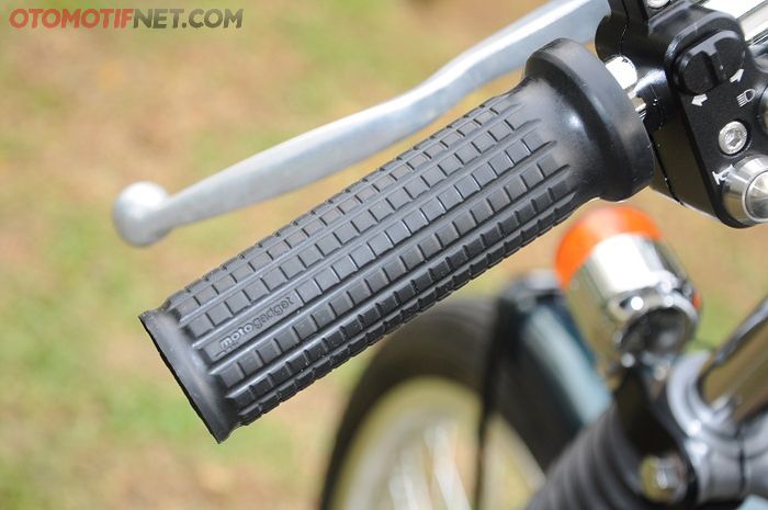 Handgrip Motogadget terlihat klasik dan nyaman digenggam