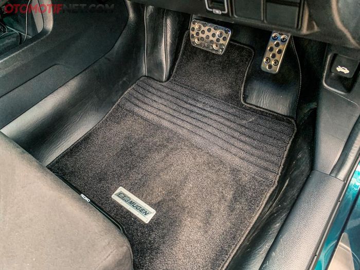 Karpet mobil sebaiknya sering dibersihkan agar kotoran dan debu dari sepatu tidak terhisap ke jalur AC mobil.