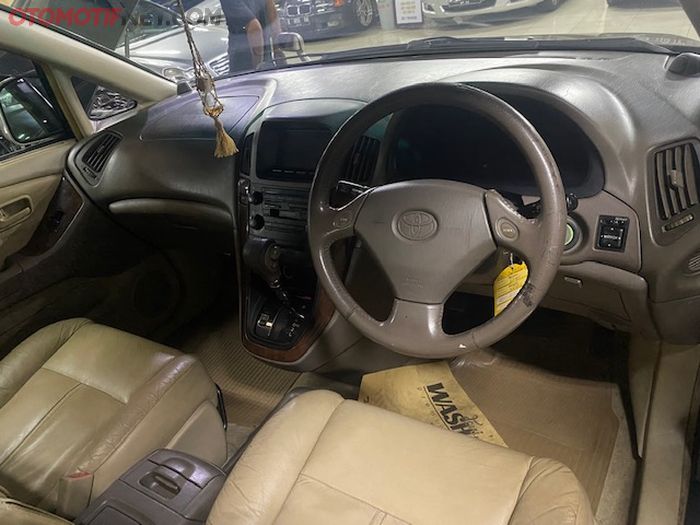 Ilustrasi. Perhatikan layar head unit dan AC pada mobil bekas Toyota Harrier 2000-2002, karena kerap memudar dan agak ribet diperbaiki.