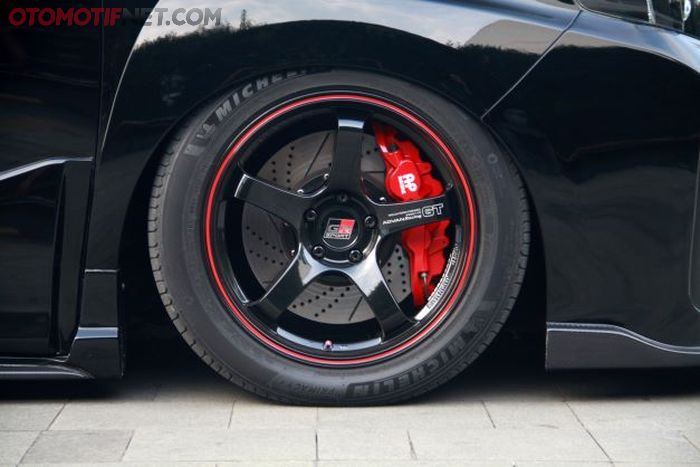 Pelek pakai Advan Racing GT 18x9 inci, plus aplikasi BBK biar lebih pakem