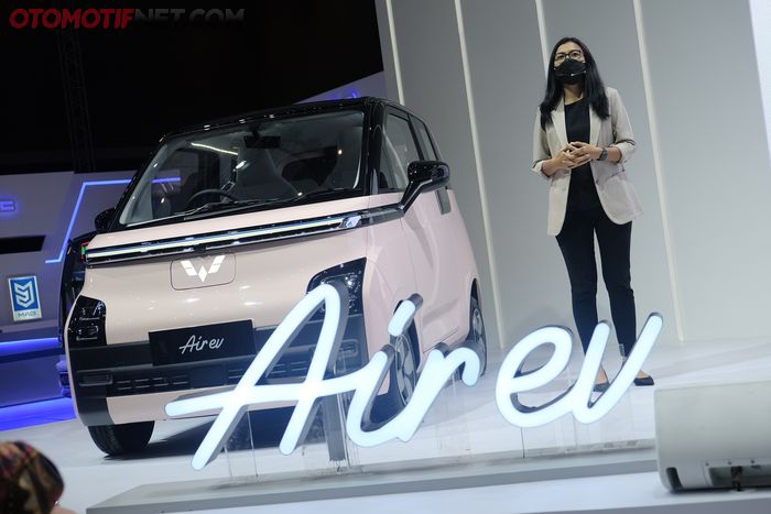 Dian Asmahani, Brand &amp; Marketing Director Wuling Motors bersama Wuling Air ev.