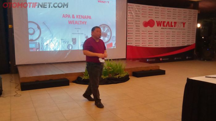 Founder dan CEO Wealthy Group, Arief Hidayat saat menjelaskan materi di acara Customer Gathering Wealthy Genuine Autoparts, Jumat (22/07/2022).