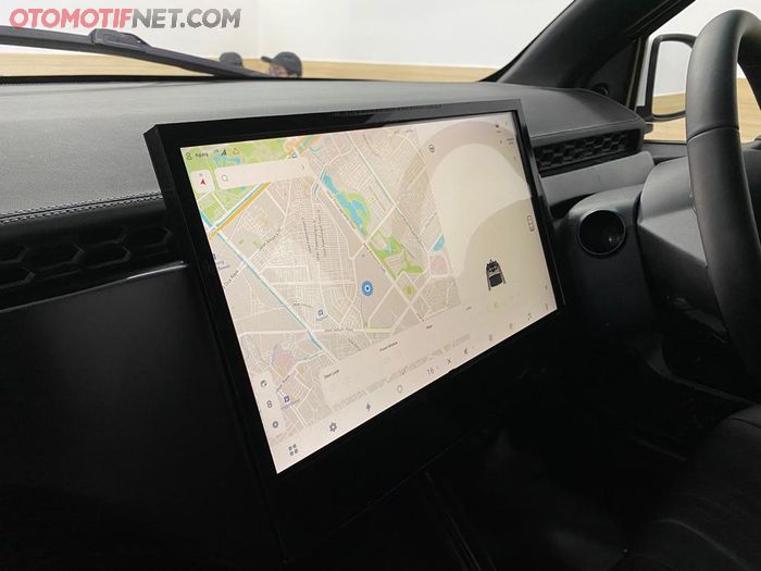 Terdapat layar LED besar tinggal pilih rute, mobil akan berjalan dengan otomatis.