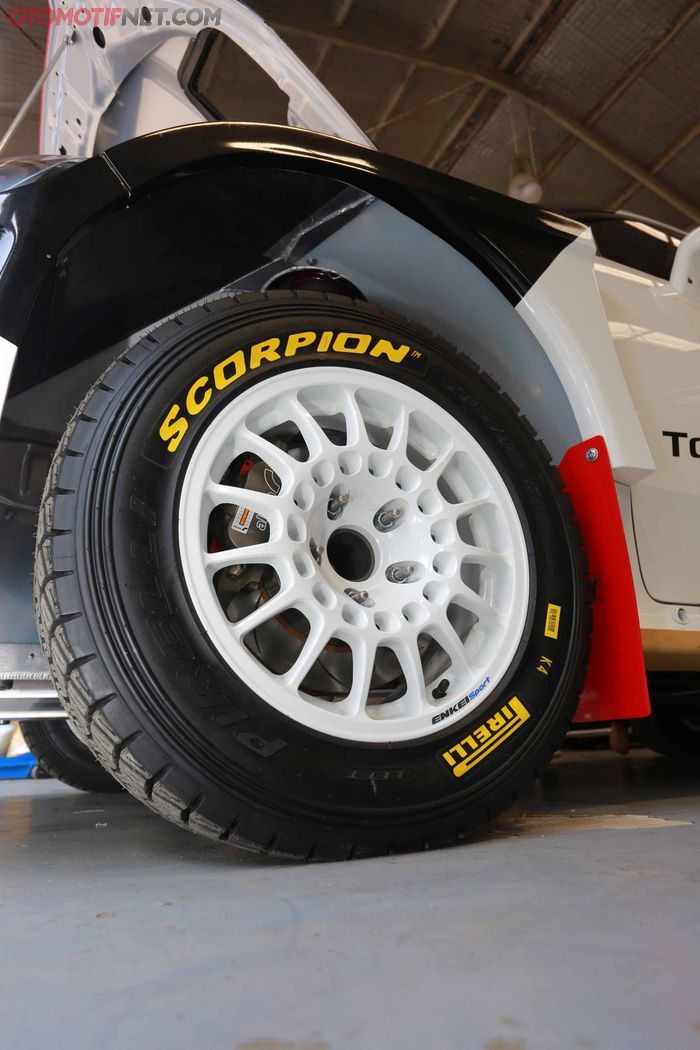 Ban dibalut dengan Pirelli Scorpion 206/65 R15