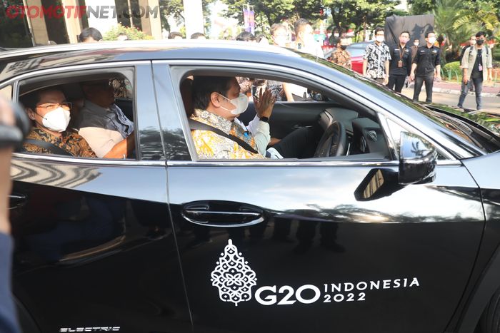 Menteri Koordinator Airlangga Hartarto saat jajal langsung Kendaraan Listrik Lexus UX300e 