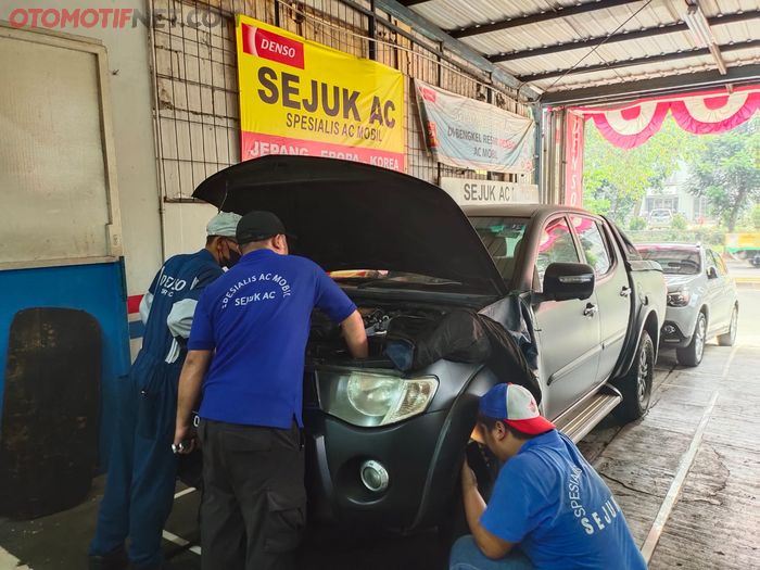 Proses servis AC di bengkel Sejuk AC Sukses, dealer Denso di Jakarta Barat