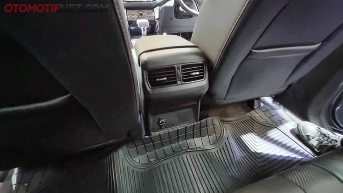 Di jok belakang, penumpang Extender disuguhkan dengan rear AC dan port pengecasan lighter.