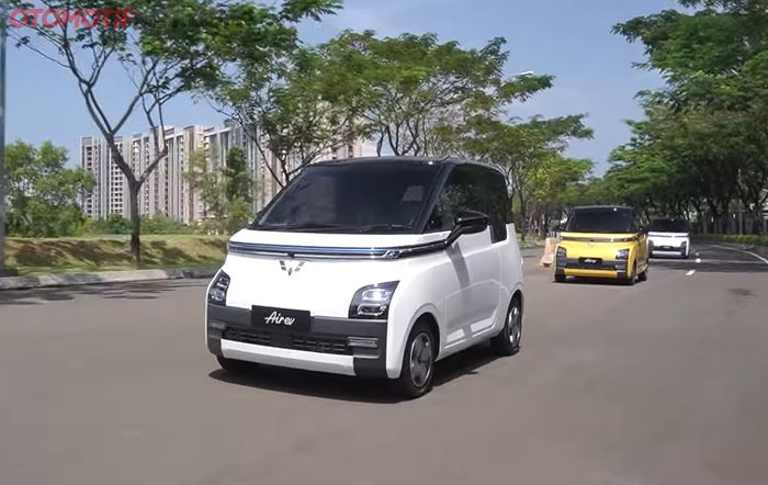 Mencoba mobil listrik Wuling Air ev yang baru saja meluncur di GIIAS 2022.