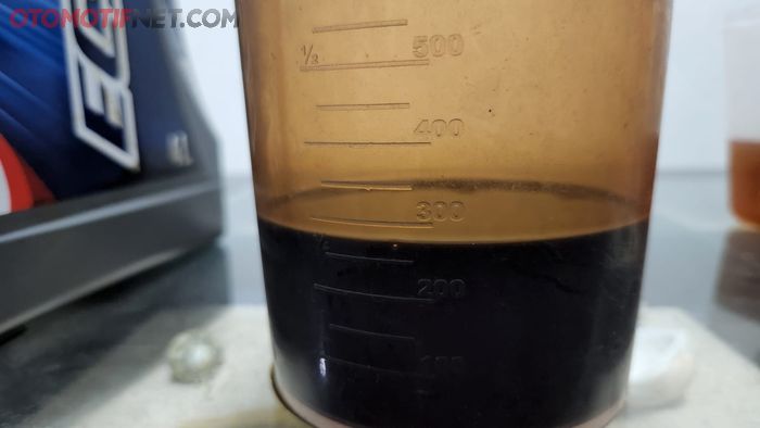 Setelah tertampung 3.000 mililiter (3 liter) di dalam wadah, sisa oli terakhir di gelas ukur terhitung berjumlah 280 ml, jadi total masih tersisa 3.280 mililiter