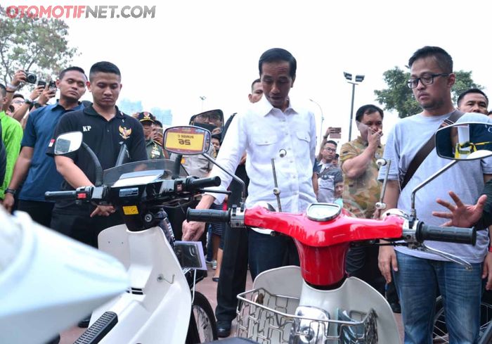 Jokowi juga juga tertarik dengan motor lawas yang masih orisinil.