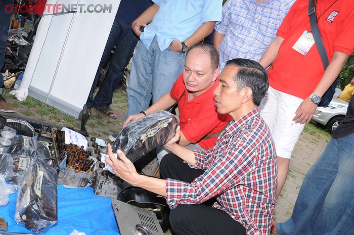 Otobursa Tumplek Blek tahun 2012, tampak Jokowi hadir dengan kemeja khas kotak-kotak melihat spare part di lapak-lapak yang tersedia.