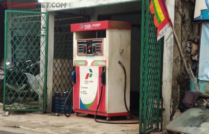 Dispenser berisi Pertalite dan Pertamax yang dijual pedagang bensin.