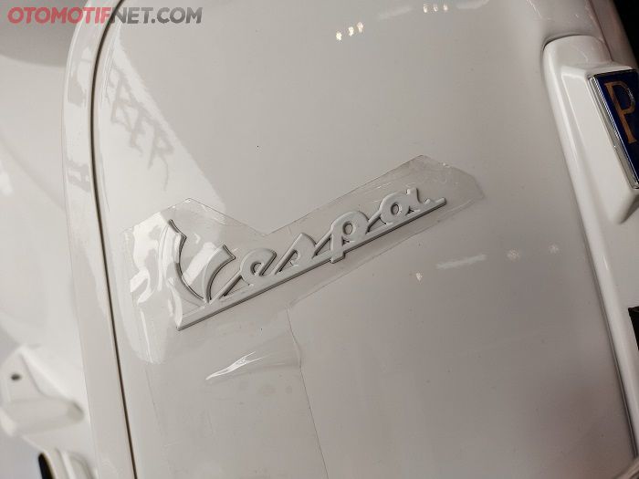 Logo Vespa berwarna putih terlihat ngeblend dengan bodi