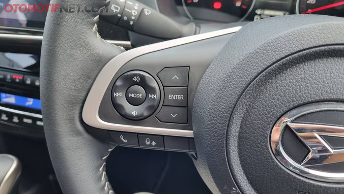 Fungsi MID Daihatsu New Sirion 2022 bisa dikontrol lewat tombol atas, Enter, dan bawah di samping tombol audio di setir.
