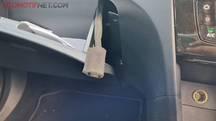 Port USB untuk Apple CarPlay dan Android Auto di Daihatsu New Sirion 2022 tersembunyi di balik glove box