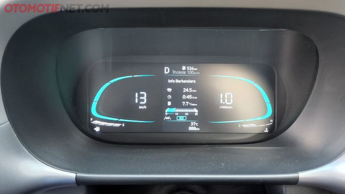 Saat berkendara santai dan beberapa kali terjebak macet, konsumsi BBM Stargazer Prime masih mampu menorehkan angka 7,7 liter per 100 km pada layar MID